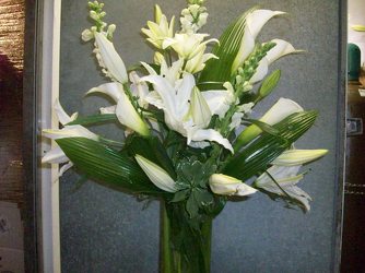 Vase arrangment of oriental lilies and callas from Bunn Flowers & Gifts, local florist in Pittsburg, TX
